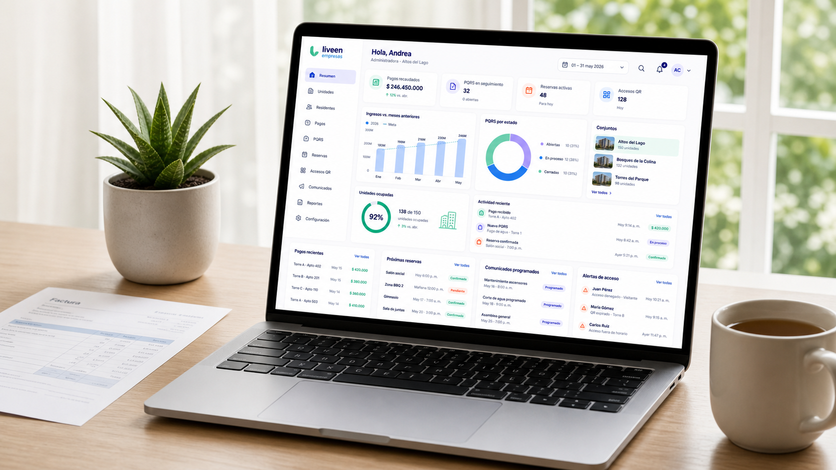 Dashboard de Liveen Empresas sobre un portátil en un escritorio